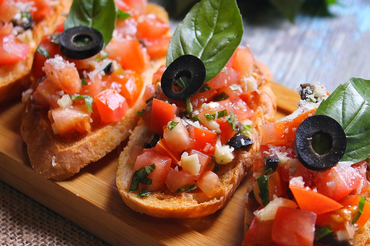 A serving of fresh tomato bruschetta