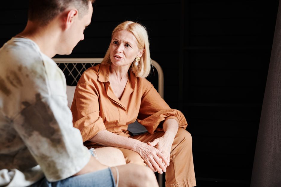 A man speaks warmly with his mother, showing the kind of respectful family bond women remember in men.